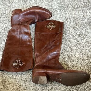TORY BURCH Kiernan Leather Riding Boot Saddle Brown Gold Metal Logo 9